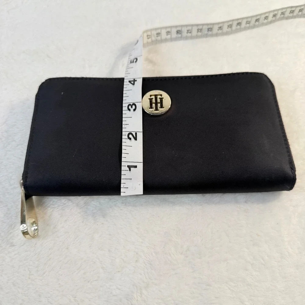 Tommy Hilfiger Zip Around Wallet Womens OS Black Excellent Nylon Gold Logo